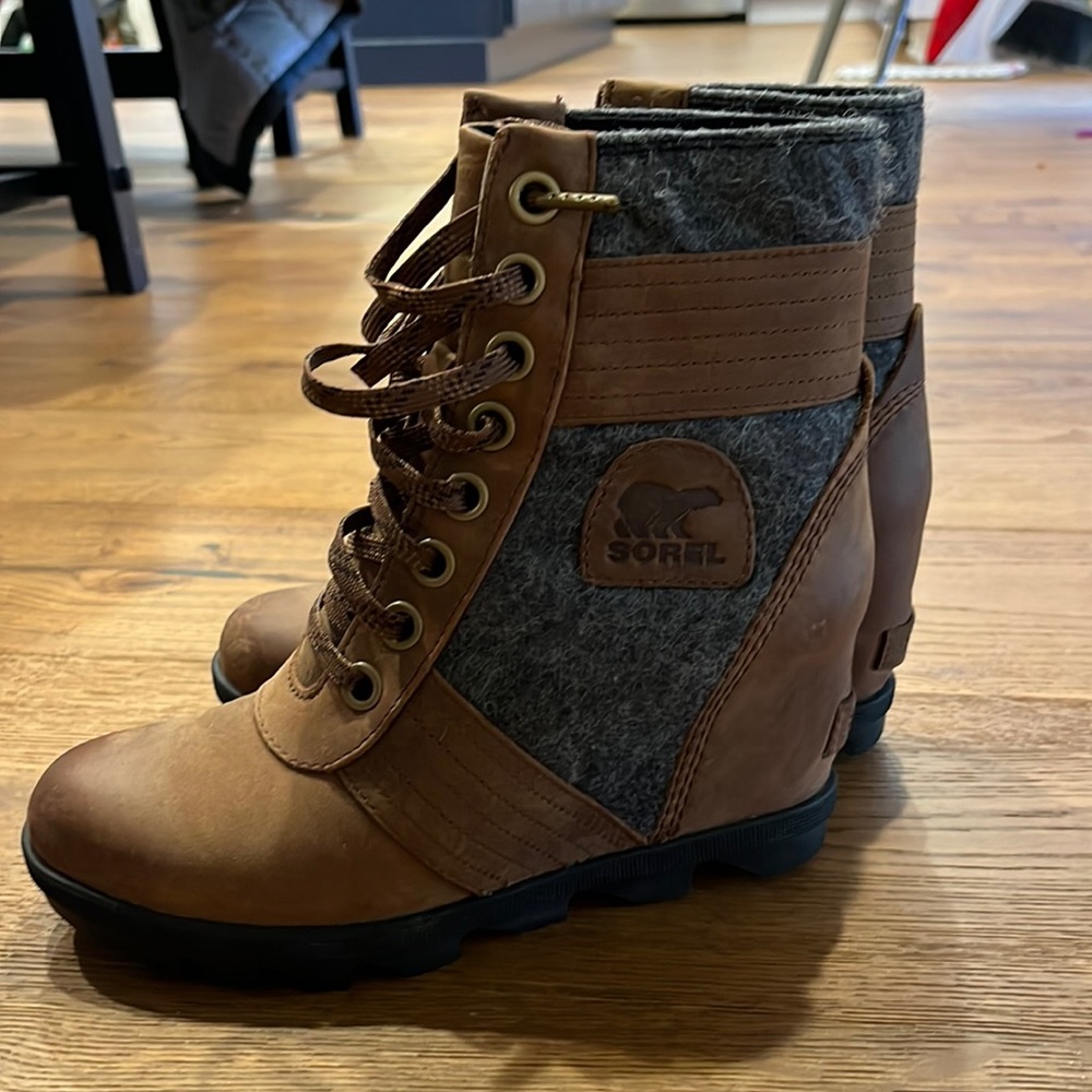 Sorel - size 7 - wedge bootie